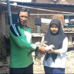 serah terima calon indukan ayam kepada anak yatim