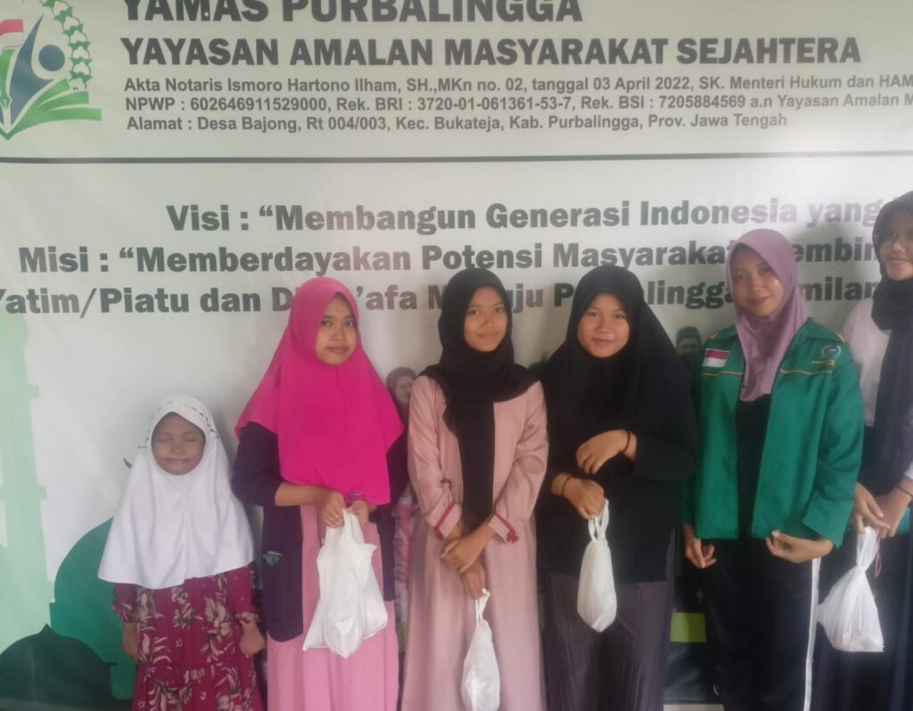 Pembagian daging kurban kepada anak-anak