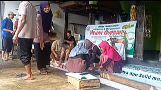 Pemotongan daging kurban bersama anak-anak